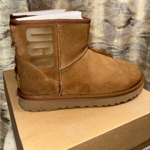 WOMEN’S  CLASSIC MINI UGG RUBBER LOGO Size 9